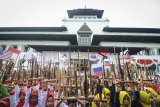 Anak-anak memainkan angklung dalam rangka Hari Angklung Sedunia di Gedung Sate, Bandung, Jawa Barat, Minggu (18/11/2018). Peringatan Hari angklung sedunia tersebut diikuti oleh 174 grup atau 7.000 orang yang memainkan angklung secara bersama-sama dari berbagai wilayah di Jawa Barat. ANTARA JABAR/Raisan Al Farisi/agr.