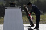 Presiden Joko Widodo meletakkan karangan bunga ketika menjadi inspektur upacara pada peringatan Hari Pahlawan di Taman Makam Pahlawan Cikutra, Bandung, Jawa Barat, Sabtu (10/11/2018). ANTARA JABAR/Wahyu Putro A/agr.