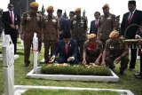 Presiden Joko Widodo meletakkan karangan bunga ketika menjadi inspektur upacara pada peringatan Hari Pahlawan di Taman Makam Pahlawan Cikutra, Bandung, Jawa Barat, Sabtu (10/11/2018). ANTARA JABAR/Wahyu Putro A/agr.