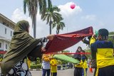 Sejumlah siswa dan orang tua bermain voli sarung saat pesta anak bangsa di Karawang, Jawa Barat, Selasa (20/11/2018). Kegiatan tersebut bertujuan untuk menimbulkan kerjasama, ketangkasan, dan kekompakan bersama orangtua dalam tumbuh kembang serta pemenuhan hak anak. ANTARA JABAR/M Ibnu Chazar/agr.
