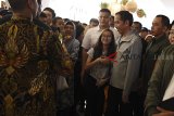 Calon Presiden nomor urut 01 Joko Widodo menyapa warga ketika mengunjungi pusat perbelanjaan Paskal Hyper Square, Bandung, Jawa Barat, Sabtu (10/11/2018). Capres Joko Widodo memanfaatkan kunjungan ke Bandung dengan mengunjungi pusat perbelanjaan untuk menyapa masyarakat, mencoba kopi serta melayani warga yang ingin berfoto bersama dirinya. ANTARA JABAR/Wahyu Putro A/agr.