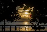 Warga menikmati suasana sore di Pantai Barat Pangandaran, Jawa Barat, Rabu (28/11/2018). Pemerintah Provinsi Jawa Barat menargetkan Kabupaten Pangandaran untuk menjadi Kawasan Ekonomi Khusus pada 2019 mendatang sehingga mampu dikembangan menjadi salah satu sektor dan destinasi pariwisata bertaraf internasional di Indonesia. ANTARA JABAR/Novrian Arbi/agr.