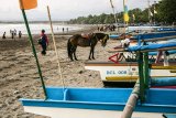 Warga menikmati suasana sore di Pantai Barat Pangandaran, Jawa Barat, Rabu (28/11/2018). Pemerintah Provinsi Jawa Barat menargetkan Kabupaten Pangandaran untuk menjadi Kawasan Ekonomi Khusus pada 2019 mendatang sehingga mampu dikembangan menjadi salah satu sektor dan destinasi pariwisata bertaraf internasional di Indonesia. ANTARA JABAR/Novrian Arbi/agr.