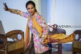 Pelakon Maesaroh (Maudy Koesnaedi) menampilkan tarian saat mementaskan cerita Ronggeng Kulawu di Selasar Sunaryo Art Space, Bandung, Jawa Barat, Minggu (4/11/2018). Pentas teater Ronggeng Kulawu bercerita tentang seorang ronggeng dari dusun Kulawu bertemu dengan Kapten Kazuo Ito di masa penjajahan Jepang. ANTARA JABAR/M Agung Rajasa/agr.

