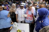 Calon Wakil Presiden nomor urut 02 Sandiaga Salahudin Uno (kedua kanan) berbincang dengan pelaku Usaha Mikro, Kecil, dan Menengah (UMKM) di Kota Bogor, Jawa Barat, Kamis (8/11/2018). Dalam kunjungannya Sandiaga Uno menyerap aspirasi warga terkait dengan pemberdayaan UMKM. ANTARA JABAR/Yulius Satria Wijaya/agr.