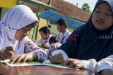 Sejumlah siswa menulis surat untuk Presiden dengan huruf braile di Sekolah Luar Biasa Negeri (SLBN) A, Bandung, Jawa Barat, Kamis (29/11/2018). Kegiatan yang diselenggarakan dalam rangka Hari Disabiltas Internasional tersebut bertujuan untuk mengungkapkan harapan-harapan anak SLBN A untuk Presiden Joko Widodo. ANTARA JABAR/M Agung Rajasa/agr.
