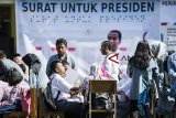 Sejumlah siswa menulis surat untuk Presiden dengan huruf braile di Sekolah Luar Biasa Negeri (SLBN) A, Bandung, Jawa Barat, Kamis (29/11/2018). Kegiatan yang diselenggarakan dalam rangka Hari Disabiltas Internasional tersebut bertujuan untuk mengungkapkan harapan-harapan anak SLBN A untuk Presiden Joko Widodo. ANTARA JABAR/M Agung Rajasa/agr.

