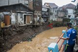 Warga melihat sejumlah rumah yang rusak akibat longsornya tembok pembatas aliran air di bantaran Sungai Cidurian, Bandung, Jawa Barat, Senin (26/11/2018). Sedikitnya lima rumah warga terancam ambruk akibat tembok yang tergerus luapan air Sungai Cidurian karena tingginya intensitas curah hujan di Kota Bandung. ANTARA JABAR/Novrian Arbi/agr.