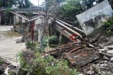 Suasana tiang penyangga jembatan Sarijan yang ambruk di Kota Bogor, Jawa Barat, Senin (12/11/2018). Hujan deras yang mengguyur Kota Bogor sejak Sabtu (10/11/2018) mengakibatkan debit air sungai Cisadane naik mencapai 175 cm dan mengakibatkan ambruknya tiang penyangga jembatan tersebut. ANTARA JABAR/Arif Firmansyah/agr.
