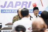 Gubernur Jawa Barat Ridwan Kamil memberikan keterangan mengenai Upah Minimum Provinsi (UMP) Jabar Tahun 2019 di Bandung, Jawa Barat, Kamis (1/11/2018). Upah Minimum Provinsi (UMP) Jabar Tahun 2019 sebesar Rp1.668.372,83 atau naik 8,03 persen dari tahun 2018. ANTARA JABAR/M Agung Rajasa/agr.
