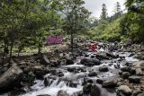 Sejumlah pengunjung menikmati pemandangan sungai saat wisata alam di Gunung Puntang, Kabupaten Bandung, Jawa Barat, Sabtu (10/11/2018). Wisata alam di kawasan tersebut menjadi alternatif wisata di akhir pekan bersama keluarga. ANTARA JABAR/M Agung Rajasa/agr.