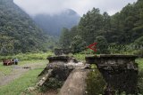 Sejumlah anak bermain saat mengikuti kegiataan wisata alam di Gunung Puntang, Kabupaten Bandung, Jawa Barat, Sabtu (10/11/2018). Wisata alam di kawasan tersebut menjadi alternatif wisata di akhir pekan bersama keluarga. ANTARA JABAR/M Agung Rajasa/agr.
