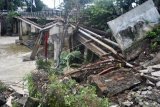 Suasana tiang penyangga jembatan Sarijan yang ambruk di Kota Bogor, Jawa Barat, Senin (12/11/2018). Hujan deras yang mengguyur Kota Bogor sejak Sabtu (10/11/2018) mengakibatkan debit air sungai Cisadane naik mencapai 175 cm dan mengakibatkan ambruknya tiang penyangga jembatan tersebut. ANTARA FOTO/Arif Firmansyah/pras.