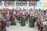 Sejumlah warga membawakan ritual tarian Hudoq Nebeeq di Kampung Tering Lama, Kecamatan Tering, Kabupaten Kutai Barat, Kalimantan Timur, Jumat (2/11/2018). Ritual Tarian Hudoq Nebeeq yang rutin digelar setiap Oktober pada akhir masa Menugal (menanam padi di ladang) tersebut, merupakan ungkapan rasa syukur serta memohon kepada sang Pencipta agar ladang mereka tidak diganggu roh jahat. ANTARA FOTO/Sugeng Hendratno/jhw