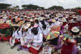 Ribuan perempuan membuat Kain Sulam Tumpar saat Festival Dahau Sendawar 2018 di Alun-Alun Sitho, Sendawar, Kabupaten Kutai Barat, Kalimantan Timur, Senin (7/11/2018). Sebanyak 2.330 perempuan membuat kain Sulam Tumpar khas Suku Dayak Tunjung Benuaq dalam rangka memecahkan rekor MURI. ANTARA FOTO/Sugeng Hendratno/jhw