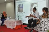 Moderator yang juga staf Humas PT Marga Mandalasakti (Astra Infra Toll Road Tangerang-Merak Asri Fajarwati (kiri) mewawancarai staf BNN Banten AKBP Abdul Majid (tengah) dan aktivis HIV/AIDS Hages Budiman (kanan) saat seminar kesehatan Open Healt Talk di Kantor Operasional PT MMS Ciujung, Serang, Banten, Kamis (22/11/2018). Seminar yang digelar dalam menyambut HKN (Hari Kesehatan Nasional) ke-54 itu diikuti segenap karyawan Tol Tangerang-Merak dengan tujuan meningkatkan kesadaran mereka akan pentingnya pola hidup sehat. ANTARA FOTO/Asep Fathulrahman/