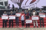 Wakil Ketua Dewan Komisioner OJK Nurhaida (tengah) berfoto bersama para pemenang lomba karya jurnalistik foto dan tulis OJK, di kawasan Gelora Bung Karno, Senayan, Jakarta, Minggu (25/11/2018). ANTARA FOTO/Rara Candrika/aww.