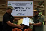 Koordinator Program Forum Konservasi Leuser (FKL) Dedi Yansyah (kiri) menyerahkan bantuan Pos Pemantau Hutan Lae Soraya kepada kepala UPTD Kesatuan Pengelolaan Hutan (KPH) VI Irwandi (kanan) di Desa Pasir Belo, Kecamatan Sultan Daulat, Subulussalam, Aceh, Kamis (1/11/2018). Penyerahan pos pemantau hutan kepada pihak KPH tersebut dilakukan untuk mengawasi dan mengantisipasi pemburuan satwa dan pembalakan liar atau penebangan liar (illegal logging) dikawasan hutan. (ANTARA FOTO/Syifa Yulinnas/pd)