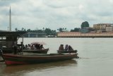 Pemindahan pedagang Pasar Angso Duo dari pasar lama ke pasar baru tidak berpengaruh terhadap aktivitas dan layanan jasa perahu penyeberangan di Sungai Batanghari yang dari Seberang Kota Jambi ke kawasan Pasar Baru Angso DuoI. Dermaga perahu penyeberangan juga telah disiapkan di belakang pasar baru itu. (Irzan)