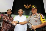 Sekretaris Jendral Kementerian Perdagangan Karyanto Suprih (kiri) berjabat tangan bersama Gubernur Kalbar Sutarmidji (tengah) dan Kapolda Kalbar Irjen Pol Didi Haryono (kanan) saat rapat koordinasi (rakor) di Balai Petitih, Pontianak, Rabu (28/11/2018). Rakor tersebut membahas ketersediaan pasokan serta stabilisasi harga bahan pokok pangan di wilayah Kalbar menjelang natal 2018 dan tahun baru 2019. ANTARA FOTO/Jessica Helena Wuysang