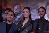 Aktris Raline Shah (tengah) menghadiri peluncuran film Polis Evo 2 di Starling Mall, Petaling Jaya, Malaysia, Rabu (14/11) malam. Film yang disutradarai Joel Soh dan Andre Chiew adalah hasil kerja sama PT Surya Citra Media Tbk dan Blackflag Production Sdn Bhd itu akan dirilis di bioskop Malaysia pada 22 November mendatang dan di bioskop Indonesia pada Desember mendatang. (ANTARA FOTO/Rafiuddin Abdul Rahman/ama). 