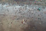 Warga saling menyirami air laut pada puncak pelaksanaan Festival Adat Mandi Safar 1440 Hijriah di Pantai Babussalam, Air Hitam Laut, Sadu, Tanjungjabung Timur, Jambi, Rabu (7/11/2018). Tradisi Mandi Safar yang dilaksanakan setiap Rabu terakhir pada bulan Safar tersebut diikuti ribuan warga. ANTARA FOTO/Wahdi Septiawan/nz.