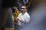 Gubernur Aceh nonaktif Irwandi Yusuf bersiap menjalani sidang dengan agenda pembacaan dakwaan di Pengadilan Tipikor, Jakarta, Senin (26/11/2018). Irwandi merupakan tersangka dalam kasus dugaan suap terkait Dana Otonomi Khusus Aceh (DOKA) 2018 dan kasus penerimaan gratifikasi terkait pelaksanaan proyek pembangunan Dermaga Sabang yang dibiayai APBN Tahun Anggaran 2006-2011. (ANTARA FOTO/Hafidz Mubarak A/hp)