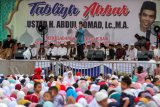 Ustad Abdul Somad memberikan tausiah pada tabliG Akbar di Lapangan upacara Lhoksukon, Aceh Utara, Provinsi Aceh, Minggu (11/11/2018). (ANTARA FOTO/Rahmad/aww)