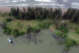 Perahu penambang pasir melakukan aktivitas di sungai yang sudah berdekatan dengan pantai, di kawasan Pasir Jambak, Padang, Sumatera Barat, Rabu (14/11/2018). Warga setempat mengeluhkan aktivitas galian ilegal tersebut karena merusak bantaran sungai yang akan membuat air laut masuk dan berdampak abrasi ke pemukiman penduduk. ANTARA FOTO/Iggoy el Fitra/hp.