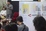 Gubenur Jawa Barat Ridwan Kamil menyampaikan pemaparan mengenai program kerjanya pada acara 100 Hari Jabar Juara di Aula Gedung Sate, Bandung, Jawa Barat, Jumat (28/12/2018). Pada 100 hari masa kerjanya, Gubernur Jawa Barat Ridwan Kamil bersama Wakil Gubernur Jawa Barat Uu Ruzhanul Ulum telah melaksanakan 14 program yang berasal dari aspirasi masyarakat, dan rekomendasi tim optimasi dan sinkronisasi Jabar Juara. ANTARA JABAR/Raisan Al Farisi/agr. 