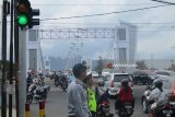 Petugas Dinas Perhubungan Kota Kediri memantau arus lalu lintas di Jembatan Brawijaya Kediri, Jawa Timur, Senin (24/12). Pemkot melakukan uji coba operasional jembatan brawijaya, mengantisipasi kemacetan terutama saat libur panjang, Natal 2018 dan Tahun Baru 2019. Antara Jatim/Asmaul Chusna/ZK.