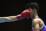     Petinju Thailand Saylom Ardee (kiri) memukul petinju Indonesia Grace Savon Simangunsong dalam babak final kelas Men's Welter (69 kg) 18th Asian Games Invitation Tournament di JIExpo, Jakarta, Kamis (15/2/2018). ANTARA FOTO/Sigid Kurniawan.