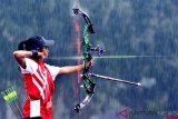 Atlet Panahan Indonesia Yurike Nina Bonita membidik sasaran saat final nomor compound tim putri pada 18th Asian Games Invitation Tournament di Lapangan Panahan, Kompleks Gelora Bung Karno, Jakarta, Kamis (15/2/2018). ANTARA FOTO/Prasetyo Utomo.