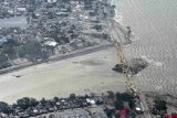 Suasana jembatan kuning yang ambruk akibat gempa dan tsunami di Palu, Sulawesi Tengah, Sabtu (29/9/2018). ANTARA FOTO/Muhammad Adimaja.