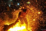     Peserta saling serang membawa obor saat tradisi perang obor di Desa Tegal Sambi, Tahunan, Jepara, Jawa Tengah, Senin (20/8/2018). ANTARA FOTO/Yusuf Nugroho.?