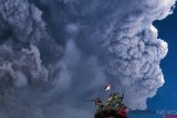 Material vulkanik Gunung Sinabung menyelimuti langit kota wisata Brastagi, di Karo, Sumatera Utara, Senin (19/2/2018). ANTARA FOTO/Tibta Peranginangin. 