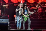 Vokalis Guns N' Roses Axl Rose (kiri) dan gitaris Slash (kanan) beraksi para konsernya yang bertajuk 'Not In This Lifetime' di Gelora Bung Karno, Jakarta, Kamis (8/11/2018). ANTARA FOTO/Muhammad Adimaja.? 