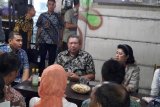 SBY menikmati kuliner angkringan di Yogyakarta