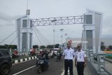 Petugas Dinas Perhubungan Kota Kediri memantau arus lalu lintas di Jembatan Brawijaya Kediri, Jawa Timur, Senin (24/12). Pemkot melakukan uji coba operasional jembatan brawijaya, mengantisipasi kemacetan terutama saat libur panjang, Natal 2018 dan Tahun Baru 2019. Antara Jatim/Asmaul Chusna/ZK.