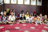 Anak-anak pengungsi korban tsunami Selat Sunda yang ditampung di Komplek Kantor Gubernur Lampung tampak nyaman dan terhibur saat mereka bermain bersama para relawan dan Tim dari Dinas Sosial Provinsi Lampung. (Megapolitan.Antaranews.Com/Humas Pemprov Lampung). 