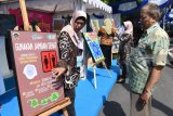 Pengunjung melihat stan pameran saat digelar advokasi dan penggalangan komitmen dalam rangka percepatan Open Defecation Free (ODF) atau stop buang air besar sembarangan di pendapa Muda Graha Kabupaten Madiun, Jawa Timur, Selasa (11/12/2018). Kegiatan tersebut dimaksudkan untuk mewujudkan Kabupaten Madiun ODF pada 2020. Antara Jatim/Siswowidodo/ZK