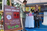 Pengunjung melihat stan pameran saat digelar advokasi dan penggalangan komitmen dalam rangka percepatan Open Defecation Free (ODF) atau stop buang air besar sembarangan di pendapa Muda Graha Kabupaten Madiun, Jawa Timur, Selasa (11/12/2018). Kegiatan tersebut dimaksudkan untuk mewujudkan Kabupaten Madiun ODF pada 2020. Antara Jatim/Siswowidodo/ZK