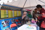 Pengunjung melihat stan pameran saat digelar advokasi dan penggalangan komitmen dalam rangka percepatan Open Defecation Free (ODF) atau stop buang air besar sembarangan di pendapa Muda Graha Kabupaten Madiun, Jawa Timur, Selasa (11/12/2018). Kegiatan tersebut dimaksudkan untuk mewujudkan Kabupaten Madiun ODF pada 2020. Antara Jatim/Siswowidodo/ZK