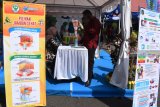 Pengunjung melihat stan pameran saat digelar advokasi dan penggalangan komitmen dalam rangka percepatan Open Defecation Free (ODF) atau stop buang air besar sembarangan di pendapa Muda Graha Kabupaten Madiun, Jawa Timur, Selasa (11/12/2018). Kegiatan tersebut dimaksudkan untuk mewujudkan Kabupaten Madiun ODF pada 2020. Antara Jatim/Siswowidodo