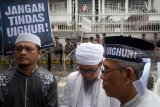 Sejumlah umat muslim yang tergabung dalam Solidaritas Ormas Islam kota Surabaya melakukan aksi bela muslim Uighur di depan Konsulat Jenderal Cina di Surabaya, Jawa Timur, Jumat (28/12/2018). Dalam kesempatan tersebut mereka menolak intimidasi kekerasan umat muslim yang ada di Uighur. Antara Jatim/M Risyal Hidayat/ZK.