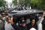 Sejumlah umat muslim yang tergabung dalam Solidaritas Ormas Islam kota Surabaya melakukan aksi bela muslim Uighur di depan Konsulat Jenderal Cina di Surabaya, Jawa Timur, Jumat (28/12/2018). Dalam kesempatan tersebut mereka menolak intimidasi kekerasan umat muslim yang ada di Uighur. Antara Jatim/M Risyal Hidayat/ZK.