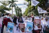 Umat Islam yang tergabung dalam Solidaritas Ormas Islam Sukabumi menggelar aksi bela muslim Uighur di depan gedung Balai Kota Sukabumi, Sukabumi, Jawa Barat, Jumat (28/12/2018). Dalam aksi tersebut, massa memberikan sembilan tuntutan pernyataan sikap kepada DPRD Kota Sukabumi, salah satunya yaitu mengecam aksi kekerasan terhadap Muslim Uighur di Cina. ANTARA JABAR/Nurul Ramadhan/agr. 