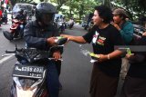 Petugas Kejaksaan membagikan stiker dan souvenir mug dalam aksi simpatik Peringatan Hari Anti Korupsi di depan Balaikota Malang, Jawa Timur, Senin (10/12/2018). Aksi yang dilakukan di sejumlah titik tersebut melibatkan puluhan jaksa dan pegawai kejaksaan sebagai upaya untuk meningkatkan kesadaran masyarakat serta aparatur pemerintahan tentang tindak korupsi. Antara Jatim/Ari Bowo Sucipto/ZK.