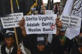 Massa yang tergabung Aliansi Masyarakat Muslim Tasikmalaya (Almumtaz) menggelar aksi solidaritas selamatkan muslim Uighur di depan Mesjid Agung Kota Tasikmalaya, Jawa Barat, Jumat (21/12/2018). Dalam aksinya mereka mengutuk keras penindasan terhadap Muslim Uighur di Provinsi Xinjiang, Republik Rakyat Cina (RRC) . ANTARA JABAR/Adeng Bustomi/agr.