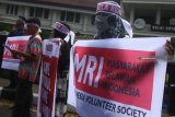 Anggota Komite Nasional Solidaritas Rohingya (KNSR) membawa poster saat berunjukrasa di depan Balaikota Malang, Jawa Timur, Jumat (14/12). Dalam pernyataan sikapnya, mereka meminta pemerintah lebih pro aktif untuk mendesak Perserikatan Bangsa-Bangsa (PBB) agar mengeluarkan resolusi terkait penghentian pelanggaran HAM yang menimpa etnis Rohingya di Myanmar. Antara Jatim/Ari Bowo Sucipto/ZK.